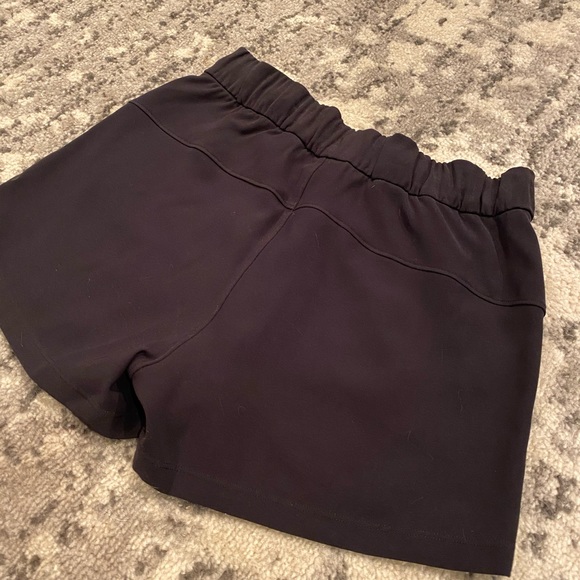 lululemon BRAND NEW on the fly shorts size 4 - Picture 3 of 3